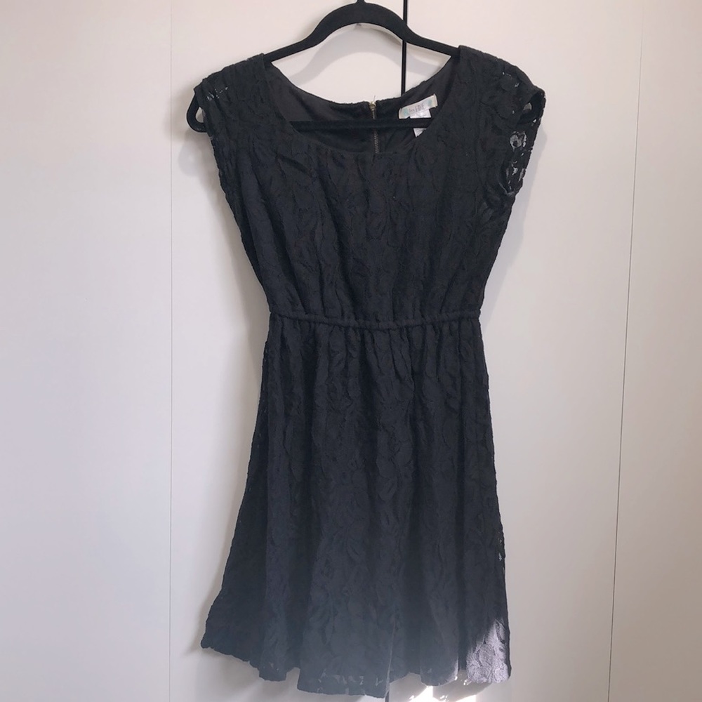 Pretty lace black dress